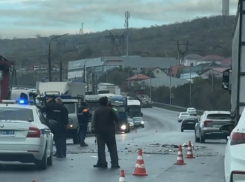 Огромная пробка образовалась на въезде в Новороссийск после смертельного ДТП 