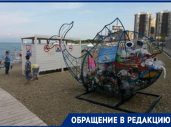 В Новороссийске отдыхающие превратили арт-объект для сбора пластика в зловонную мусорку