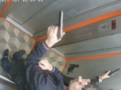  Мужчина с оружием разгуливает по многоэтажке в Новороссийске 