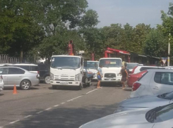 Эвакуаторщики увозят машины больных новороссийсцев