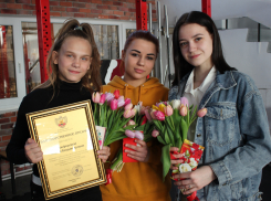 Федерация бокса Новороссийска поздравила спортсменок с предстоящим праздником