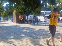 «Убожество. Мне стыдно»: новороссийцы пожаловались на страшную будку и мат возле неё