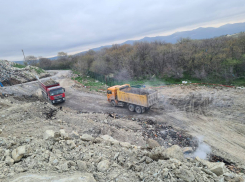 Тлеющий мусорный полигон в Новороссийске тушат 25-й день