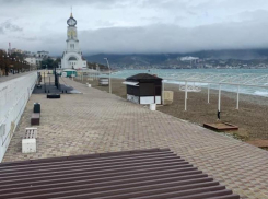 Новороссийские «моржи», несмотря на погоду, продолжают купальный сезон