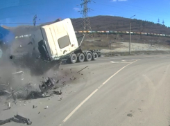 Жёсткое ДТП: в Новороссийске столкнулись две фуры