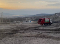 «Подкидывают дрова»? На горящий мусорный полигон в Новороссийске продолжают завозить мусор 