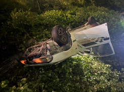 Авто в кювете, пассажирка в больнице: подробности ночного ДТП в Новороссийске 