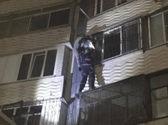 «Маленький неадекватный мужчина» пытался по балконам залезть на девятый этаж МКД в Новороссийске