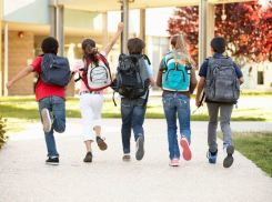 Сокращаем дистанцию: в новороссийских школах смягчены антиковидные ограничения
