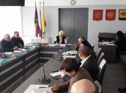 Дума Новороссийска стала учить администрацию, как Родину любить