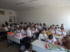 По трое за партой: как начались занятия в новой школе в Новороссийске