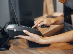 В деньгах счастье: житель Новороссийска рассчитался чужой картой в магазине 