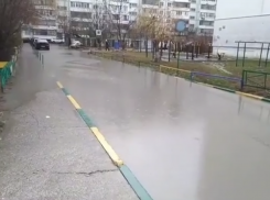 Дождь превращает улицы Новороссийска в маленькую Венецию