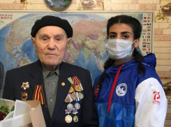 Несмотря на почтенный возраст, ветеран Великой Отечественной встретил парад в Новороссийске стоя