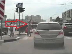 Жительница Новороссийска попала на видео, а могла и под машину