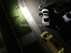 Крохотную  девочку не выдержало стекло балкона, и она упала с 8 этажа гостиницы