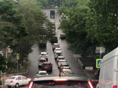 Некоторые улицы стоят «намертво»: пробки в Новороссийске 