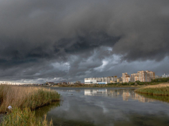 На Черноморском побережье объявили об опасности формирования смерчей