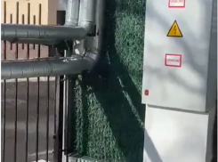 Теплотрасса протекает прямо на электрощиток в Новороссийске 