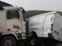 На выезде из Новороссийска фура смяла Газель