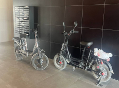 Мотоциклисты устроили в многоэтажке Новороссийска личную парковку 