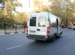Пожилая женщина чуть не вывалилась из маршрутки в Новороссийске