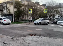 «А дыра все растет»: многострадальный участок дороги в Новороссийске снова опасен для водителей и пешеходов