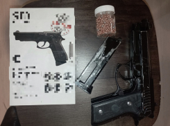 Полиция Новороссийска установила личность мужчины, перезаряжавшего пистолет в лифте 