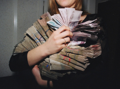 В Новороссийске сотрудница банка наворовала налички на реальный срок 