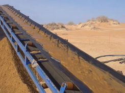 Анапа готовится к курортному сезону: на пляжах очищают песок от мазута 