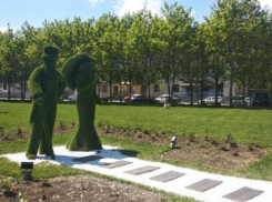 Они зеленые и светятся: в Новороссийске делают подсветку садовых скульптур