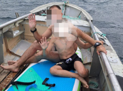 Ветер унёс двоих отдыхающих на сапе в Новороссийске в открытое Чёрное море: им помогло чудо