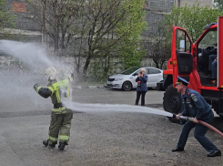 Облили водой и подкинули в воздух: как в Новороссийске проводили пожарного на заслуженный отдых