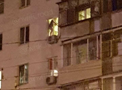 Девушка стояла в окне 6-го этажа в Новороссийске и кричала