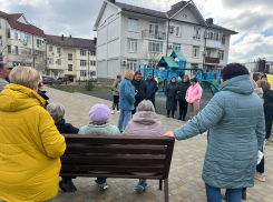 Заделать ямы и положить асфальт: в Новороссийске жители на сходах озвучили депутатам проблемы районов 