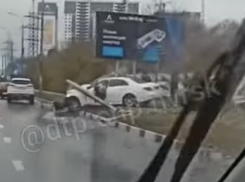 Первые ДТП Нового года: автомобиль обнял столб в Новороссийске, ещё четверо не поделили пустые дороги