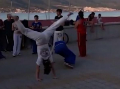 То ли танец, то ли драка. Необычное зрелище показали на новороссийской Набережной