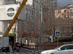 В Новороссийские демонтировали рекламный щит, закрывавший военный обелиск