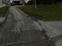 Тротуар в Южном районе Новороссийска превратился в кусок грязи