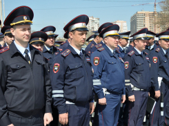 Скромные и добросовестные: сотрудник ГИБДД Новороссийска помог завести машину с «толкача»