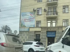 Пора сменить пластинку: новороссийцев все еще поздравляют с Новым годом