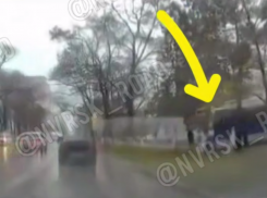 Такого не видели: троллейбус в Новороссийске оказался на тротуаре