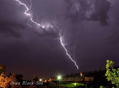 Молния ударила ночью в телебашню в Новороссийске