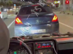 По Новороссийску катается «кабриолет» без фар, дверей и номеров