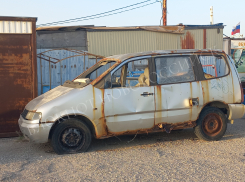 «Из машины вытащили всё, что можно!», - жительница Новороссийска просит убрать авто с Суджукской косы