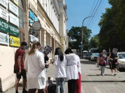В центре Новороссийска две несовершеннолетние на одном электросамокате сбили пожилого мужчину