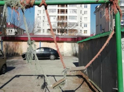 Детские качели вызвали стыд и возмущение у новороссийцев