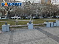 Лавочки Новороссийска на набережной к туристическому сезону явно не готовы 