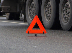 Сломанный большегруз на въезде в Новороссийск затрудняет движение