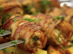 Готовим дома: вкуснейшие куриные бедра в беконе